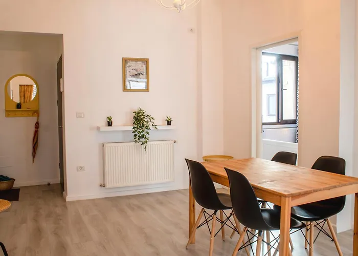 Domus Old Town Retreat Cozy & Bucharest